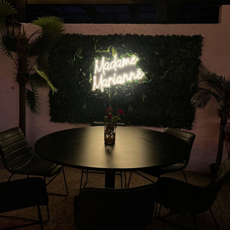 Ambiance du soir, enseigne néon Madame Marianné
