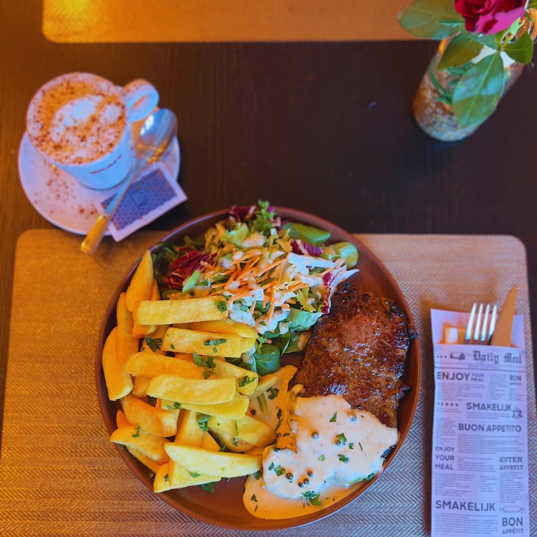 Entrecôte, frites maison et salade — Madame Marianné